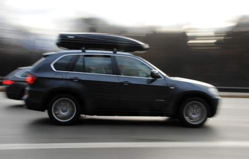 Die Dachbox erhöht nicht nur das Gewicht des Fahrzeugs, sondern verschlechtert auch den cw-Wert und führt zu einem höheren Kraftstoffverbrauch
