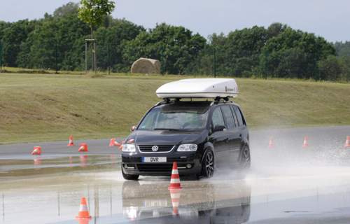 Dachboxen beeinflussen das Fahrverhalten des Wagens. Fahrer sollten sich auf die zusätzliche Last einstellen