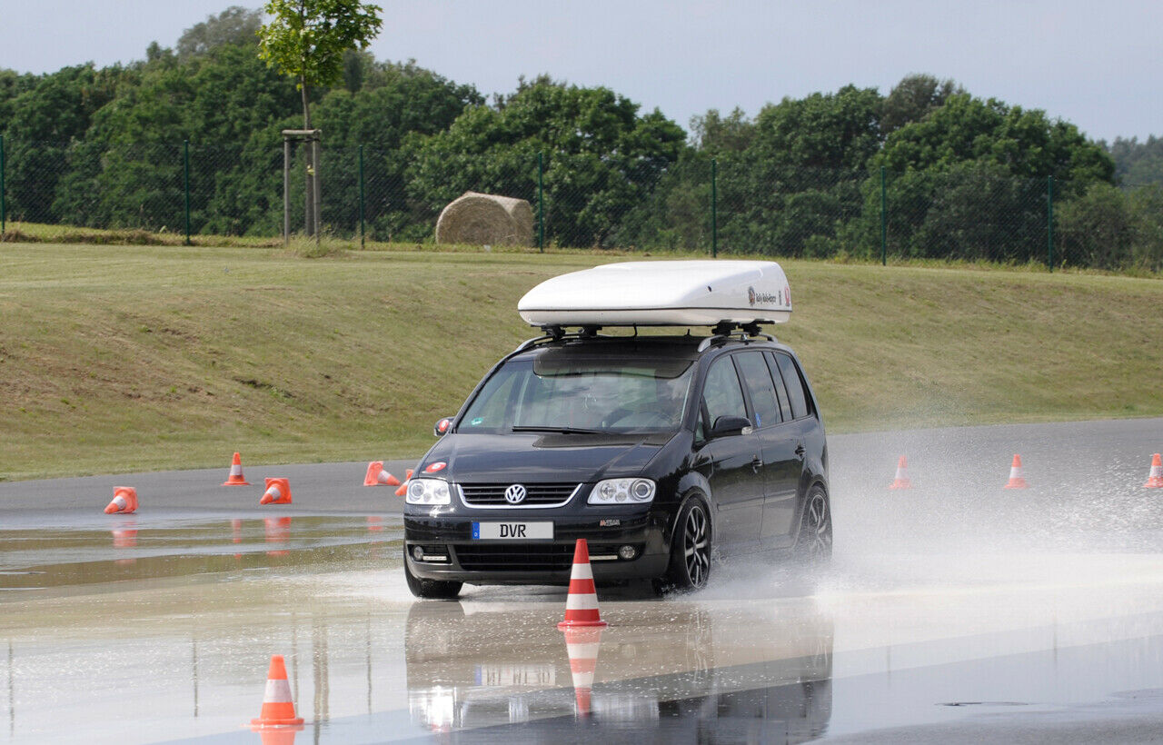 Dachboxen beeinflussen das Fahrverhalten des Wagens. Fahrer sollten sich auf die zusätzliche Last einstellen