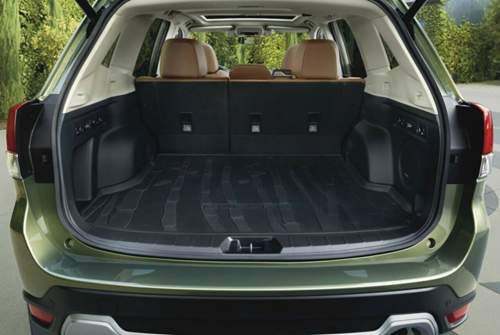 Der Kofferraum des neuen Subaru Forester fasst bei umgeklappter Rücklehne rund 1.600 Liter. Und ist breit genug für ein liegendes Golfbag - verspricht Subaru USA
