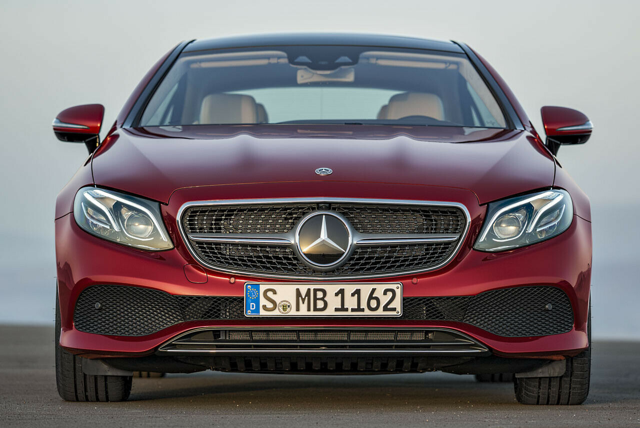 Der Diamantgrill trägt mal silberne, mal schwarz lackierte Pins am E-Klasse Coupé