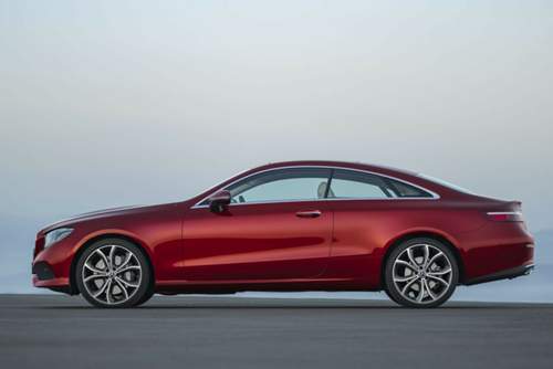 Elegant die Seitenlinie des E-Klasse Coupés mit den großen Fensterflächen