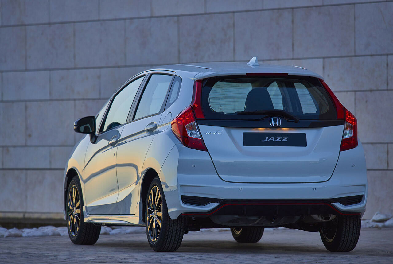 Am Heck des Jazz für 2018 ändert Honda etwas weniger, die Ausstattung Dynamic bringt genau wie vorne einen roten Zierstreifen mit