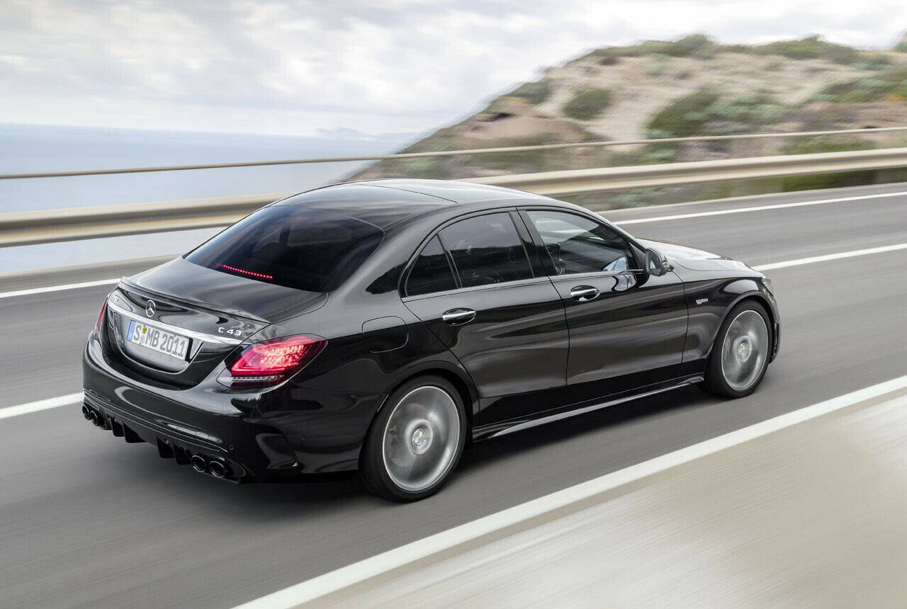 Auf den Heckdeckel des C43 baut Mercedes-AMG eine kleine Abrisskante für etwas weniger Auftrieb. Sie wird in Wagenfarbe lackiert