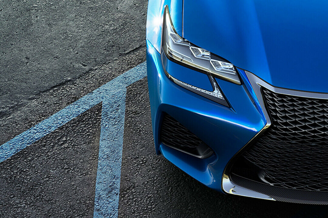 Lexus GS-F: schmale LED-Leuchten und ein großer Kühlergrill sind auf dem Teaser-Bild zu sehen