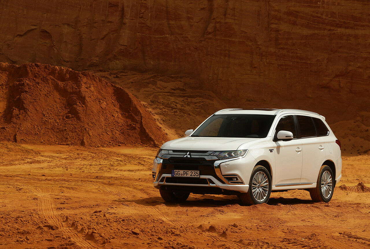 Mitsubishi hat an seinem Outlander Plug-in-Hybrid geschraubt. Zum kommenden Modelljahr bekommt das Mittelklasse-SUV unter anderem mehr Leistung und mehr Batteriekapazität