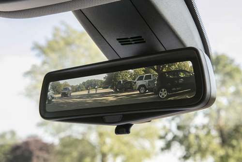 Im Chevrolet Bolt vergrößert eine Kamera das Bild im Rückspiegel. So kann man quasi durch die C-Säulen durchsehen