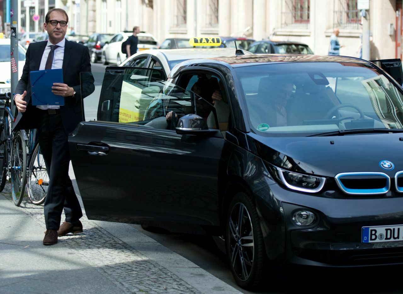 Verkehrsminister Dobrindt mit seinem Dienst-Elektroauto BMW i3: Die Regierung will den Anteil von E-Autos in öffentlichen Fuhrparks deutlich steigern