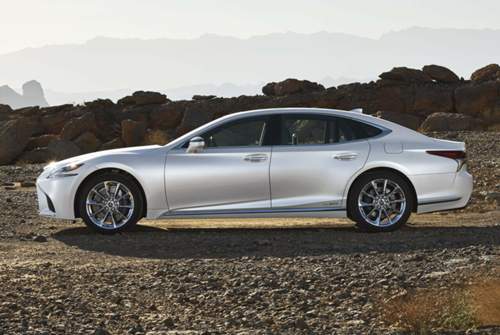 Der Lexus LS streckt sich auf 5,24 Meter. Eine Version mit kürzerem Radstand bietet Lexus nicht mehr an