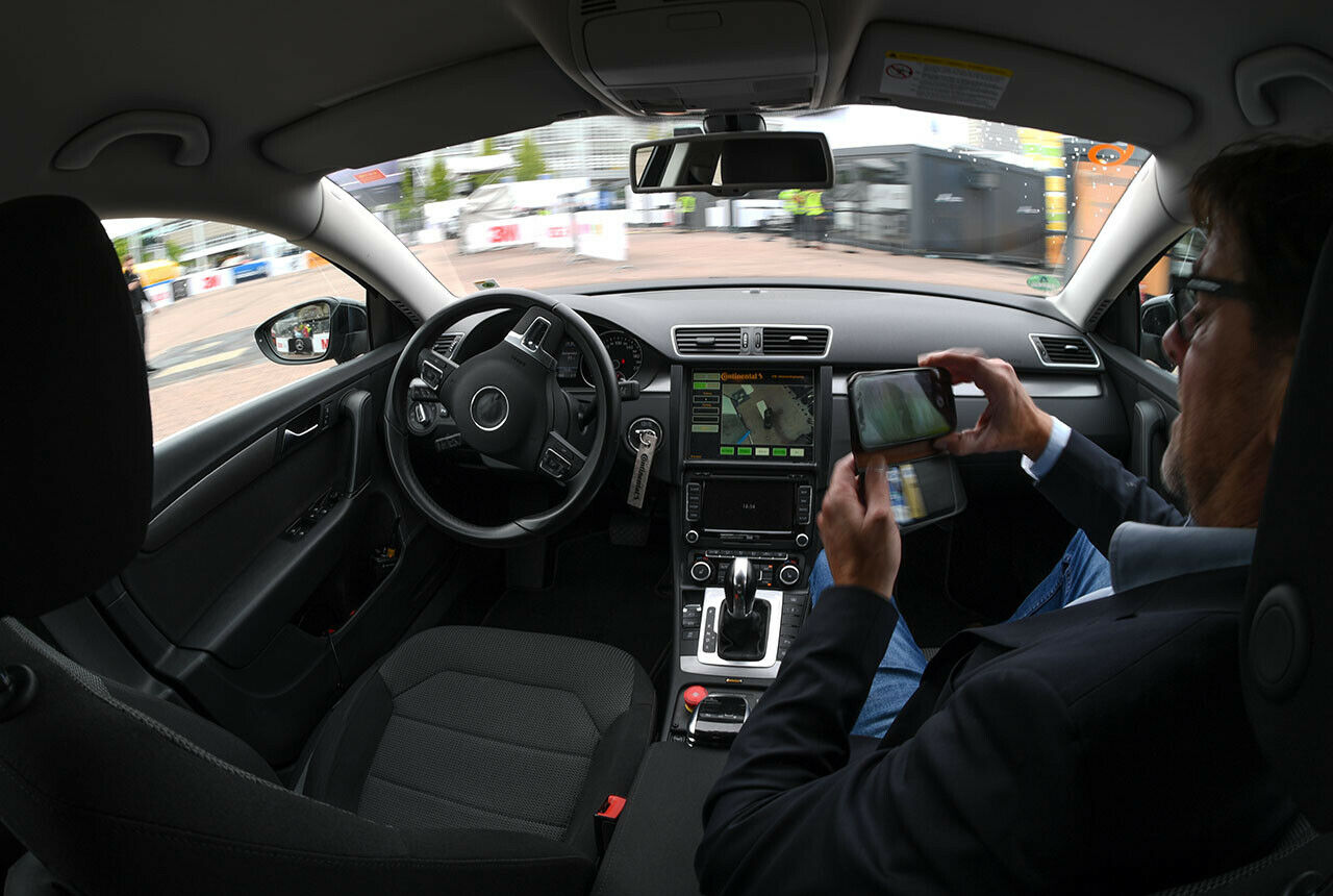 So geht es nicht: Aktuell muss der Fahrer jederzeit in der Lage sein, das Steuer zu übernehmen. Und das wird noch lange so bleiben
