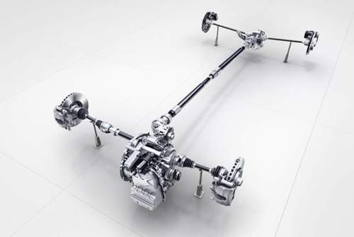 Bei Quermotoren setzt Daimler Doppelkupplungsgetriebe ein. Dieses Layout ermöglicht Front- oder Allradantrieb