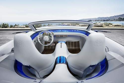 Das blaue Leuchtband schlingt sich komplett um den Innernaum des Vision Mercedes-Maybach 6