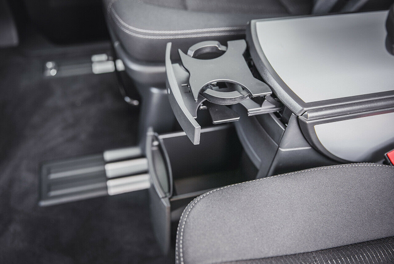 Es gibt viele praktische Lösungen im T6: Der Becherhalter am hinteren Tisch gehört nicht dazu. Er bleibt zu wackelig