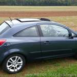 Corsa mit geöffnetem Schiebedach