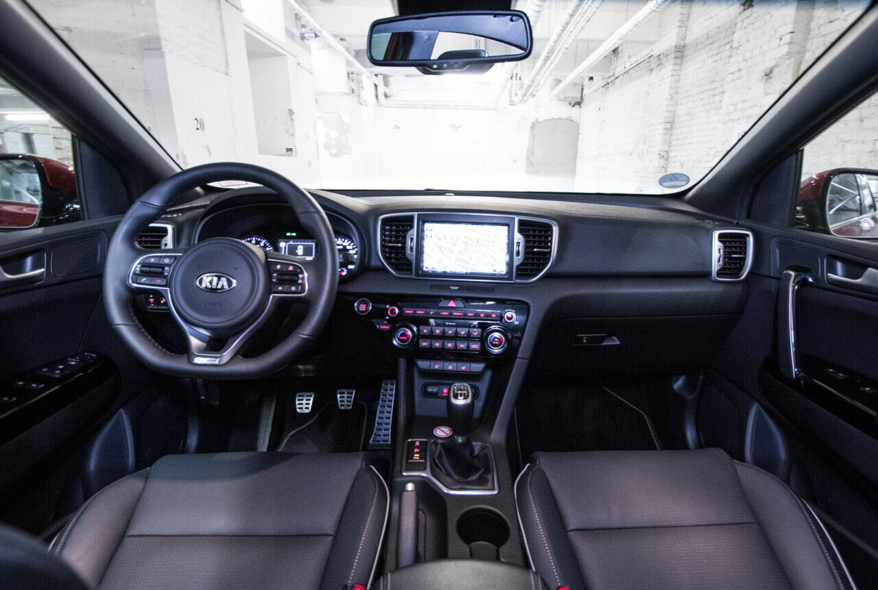 Sehr schön, Kia: Das Cockpit wirkt in schlichtem Schwarz zwar etwas trist, aber an Materialien und Verarbeitung gibt es nichts auszusetzen