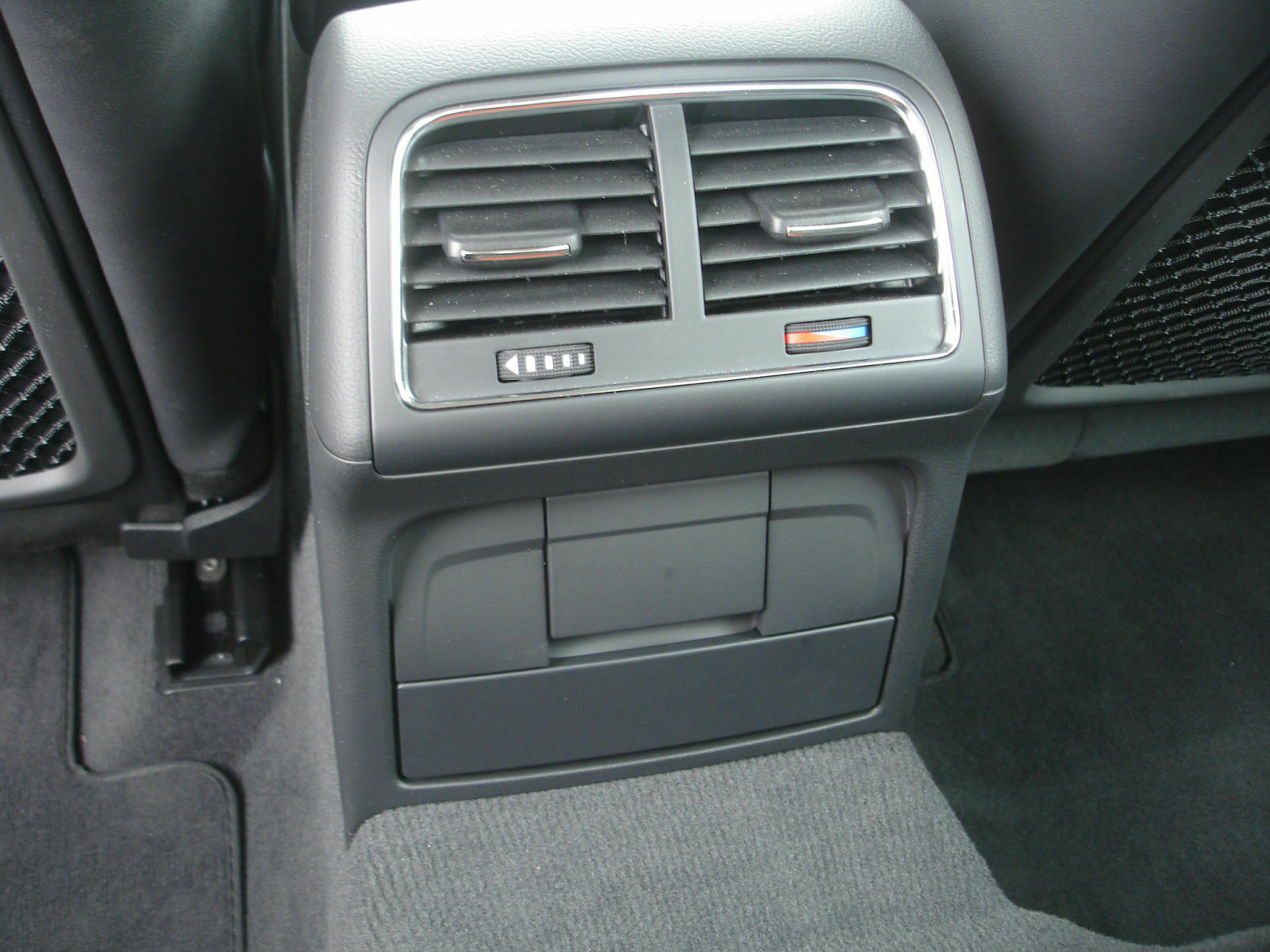 Mein neuer A4 und ein paar Fragen (Laptop charger im A4?)