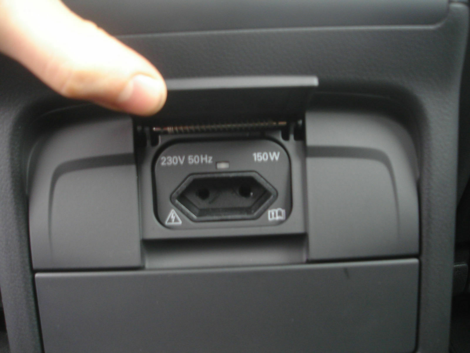 Mein neuer A4 und ein paar Fragen (Laptop charger im A4?)