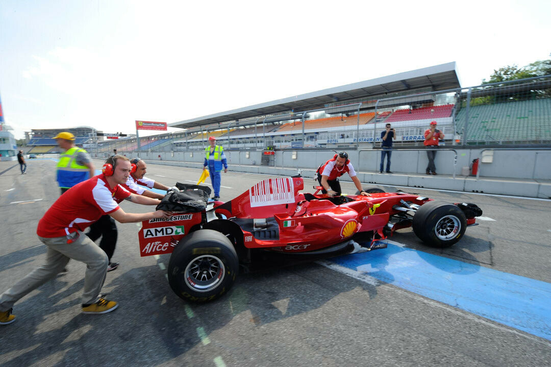 Zum ersten Mal lege ich Hand an einen Formel-1-Wagen. Und dann ist es auch noch der meines Lieblingsfahrers Kimi Räikkönen