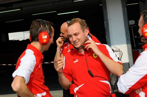 Während die F1-Ferrari an der Boxenmauer vorbeifliegen, können wir den weiteren Ablauf durchsprechen