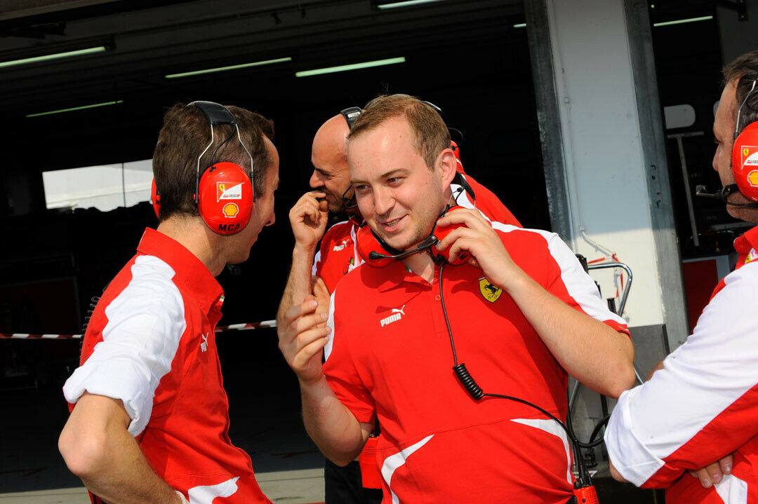 Während die F1-Ferrari an der Boxenmauer vorbeifliegen, können wir den weiteren Ablauf durchsprechen