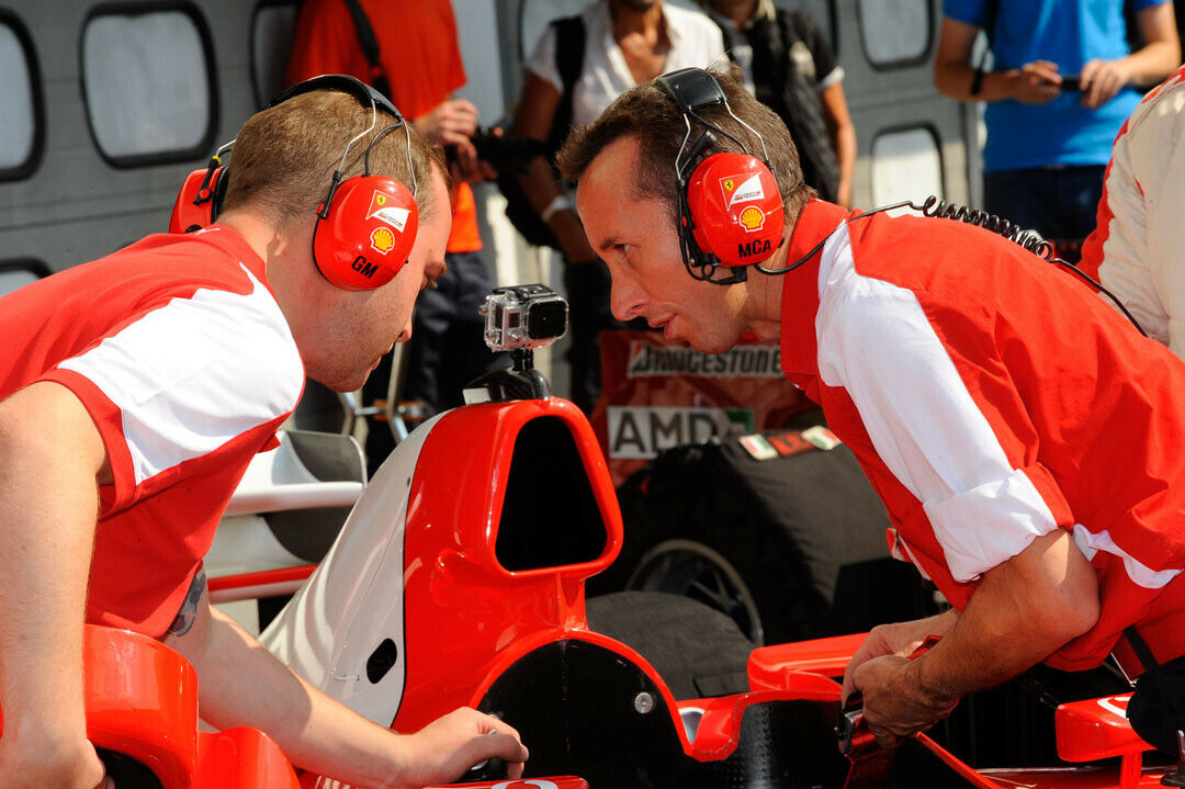 Matteo erklärt mir, was vor dem Start eines Formel-1-Wagens wichtig ist...