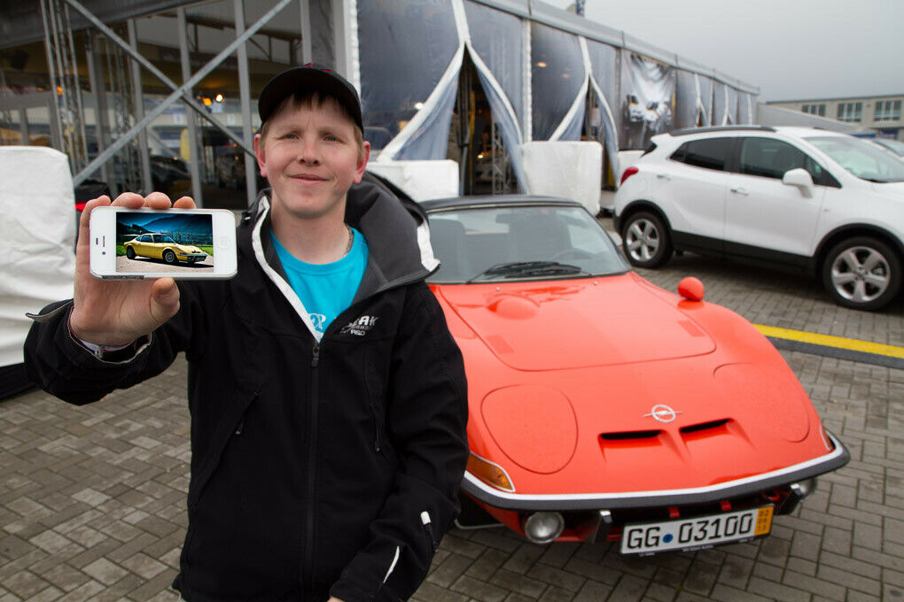 In Oschersleben hatte der Aero auf Anhieb viele Fans - hier Gerald Berger, der seinen eigenen GT in die Kamera hält