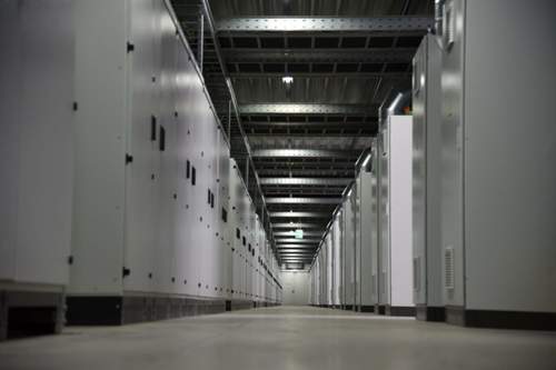 92 Meter misst die schmucklose Halle, darin befinden sich etwa 1.000 Batterien