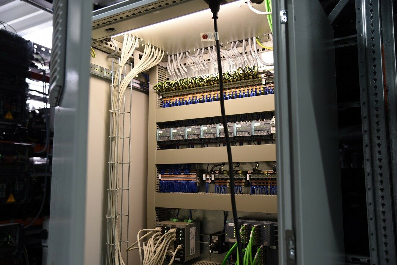 Die Elektronik jedes einzelnen Strangs wird in einem Schaltkasten gebündelt