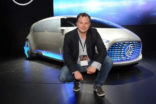 MOTOR-TALK Redakteur Björn Tolksdorf vor der Mercedes Vision Tokyo