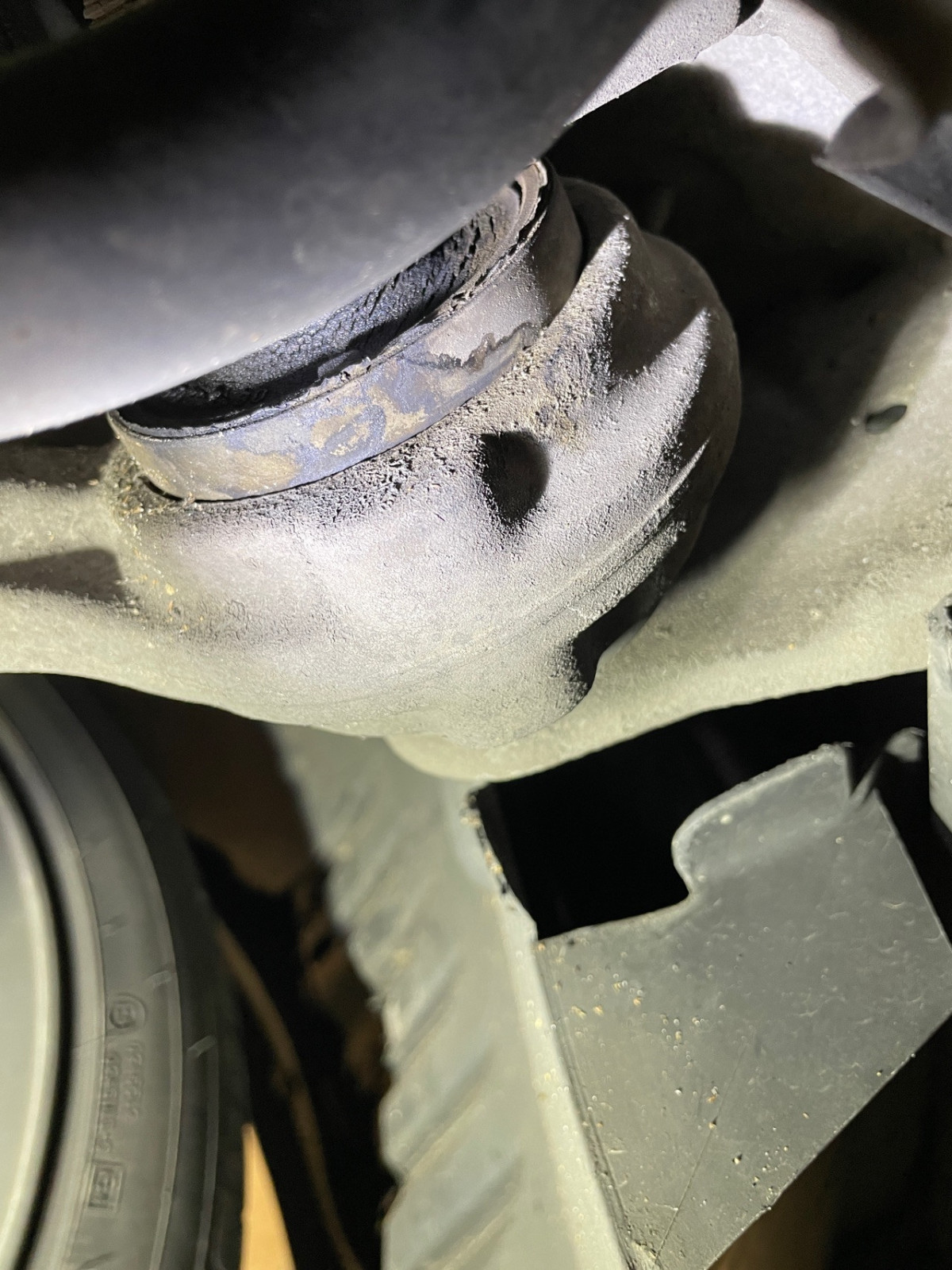 Mercedes C200 CDI - loses Geräusch/Klackern auf unebener Straße