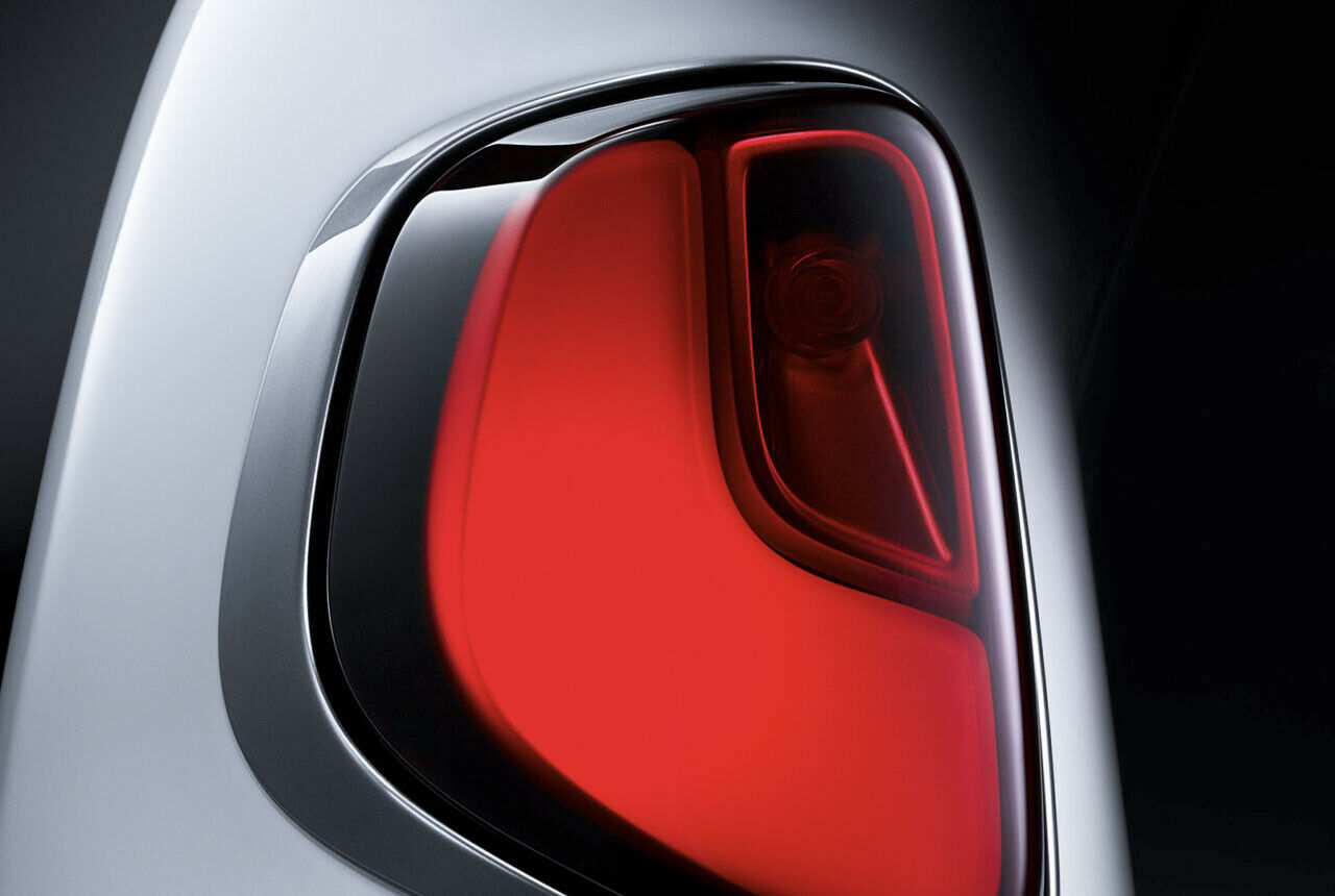 In Ländern wie den USA dürfen Golf-Carts auch auf der Straße fahren. Das Mercedes Style Edition Garia Golf Car braucht daher auch Rückeuchten