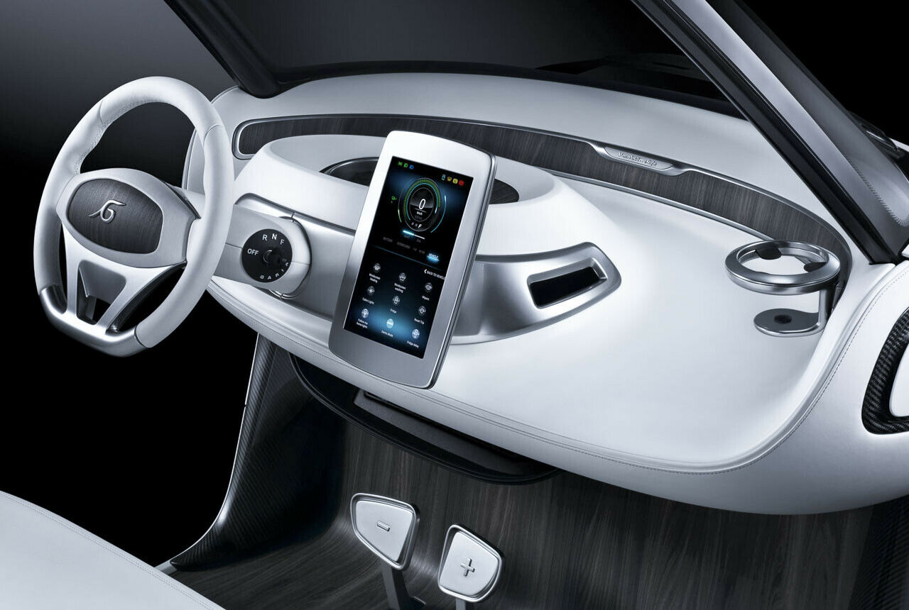 Über den 10,1 Zoll großen Touchscreen lassen sich Fahrdaten abrufen, aber auch das Golfplatzlayout oder eine Scorekarte