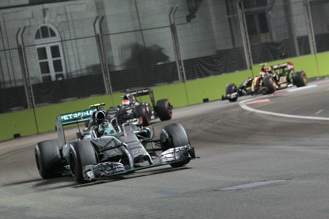 Rosberg, Mercedes AMG GP,  Sutil, Sauber F1-Team, und Maldonado, Lotus F1-Team, beim GP von Singapur 2014
