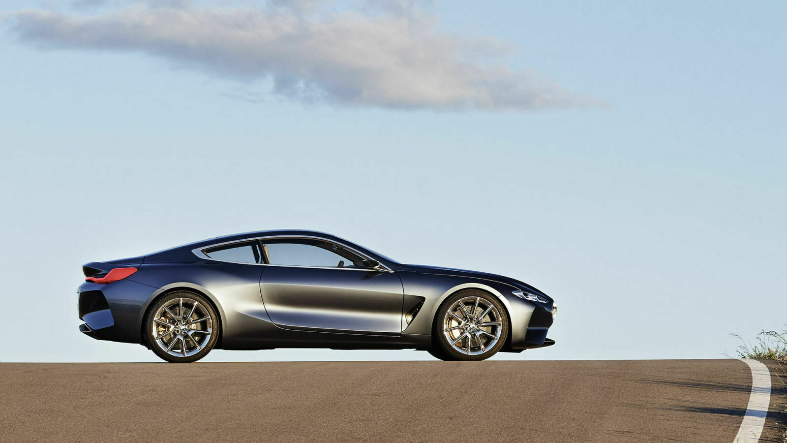 Im Profil erinnert uns das BMW Concept 8 Series ein wenig an einen Aston Martin - allerdings nur wegen der Proportionen