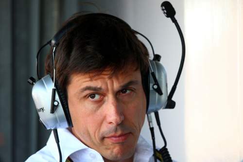 Das Dauerduell der beiden Streithähne Hamilton und Rosberg wirkt sich auch auf die Teamchemie aus, sagt Mercedes-Motorsportchef Toto Wolff