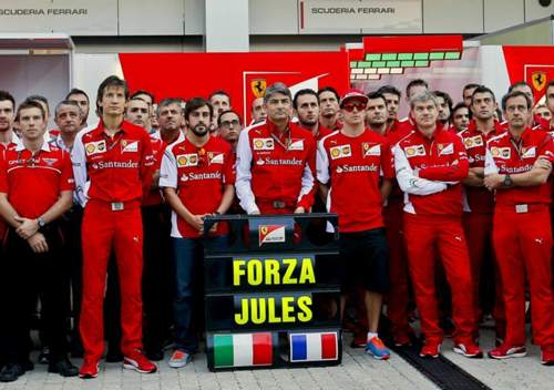 Die Fahrer legen vor dem Start eine Schweigeminute für ihren verunglückten Kollegen Jules Bianchi ein