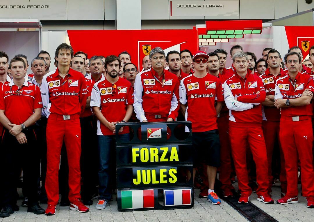 Die Fahrer legen vor dem Start eine Schweigeminute für ihren verunglückten Kollegen Jules Bianchi ein