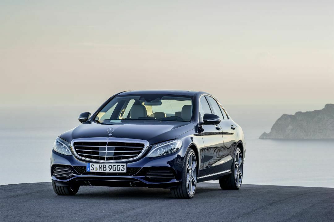 Warum die versprochene Airbag-Abschaltung nicht von Anfang an in der 
C-Klasse verbaut wurde, begründet Daimler nicht