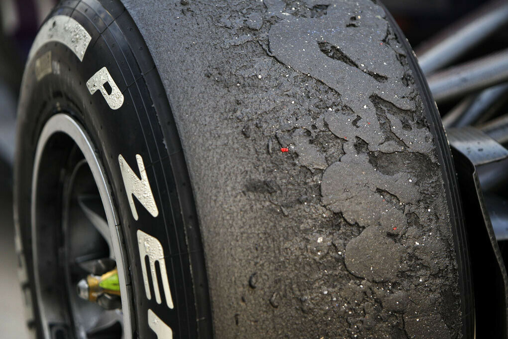 Die Reifen von Pirelli stehen in der Kritik. Jetzt steht Pirelli selbst daneben
