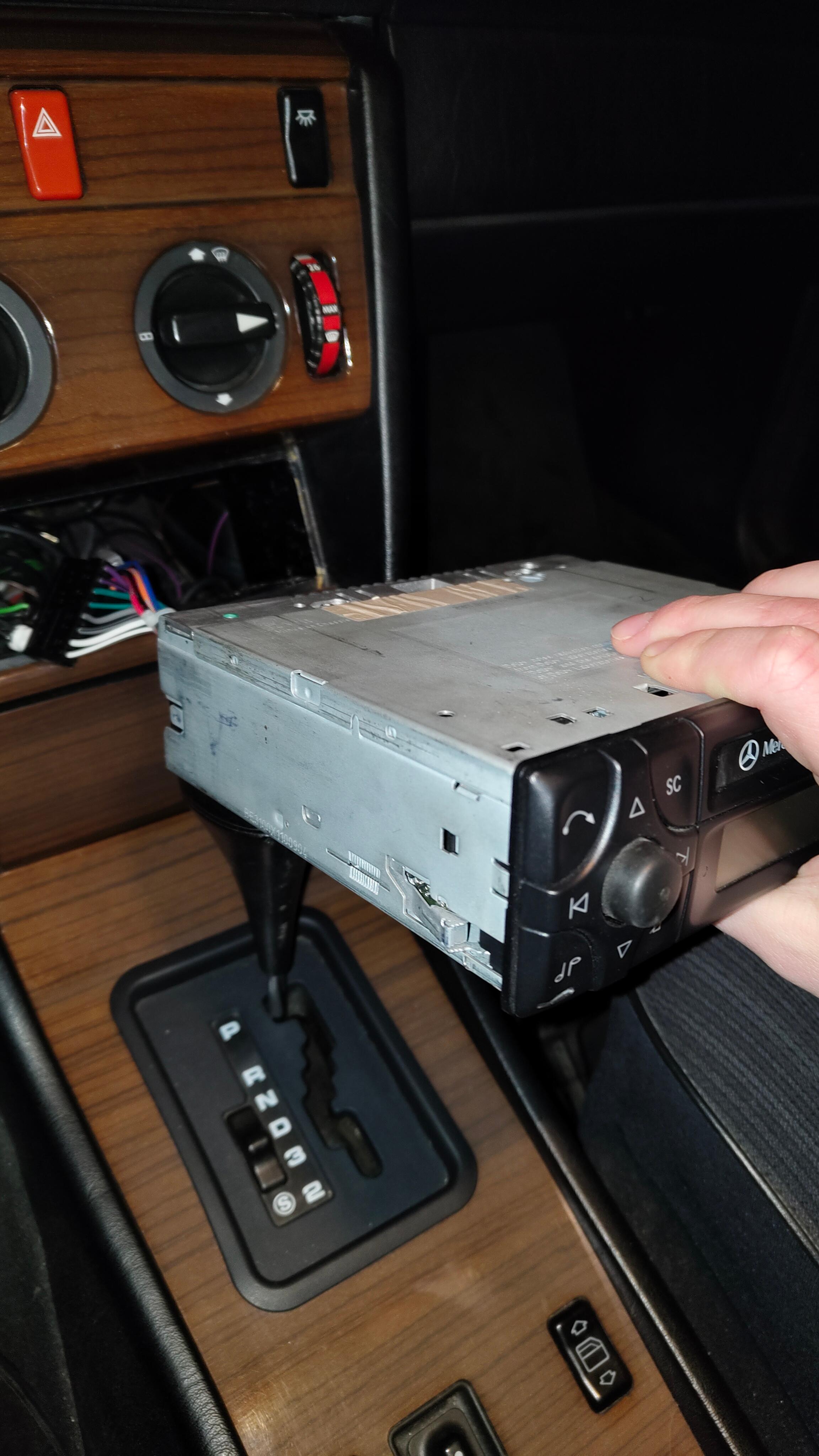 Mercedes W124 Radioschacht