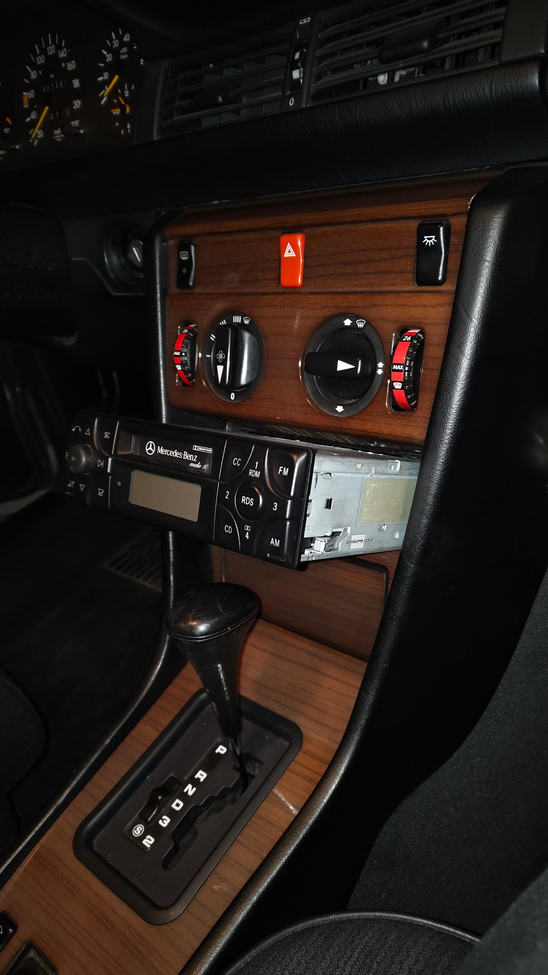 Mercedes W124 Radioschacht