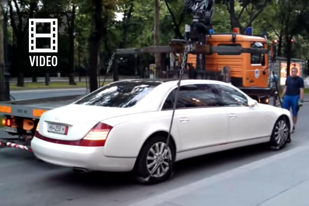 Der Maybach hängt am Haken, aber auf den Wagen kommt er nicht