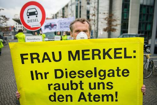 Ein Greenpeace-Aktivist begleitete die Aussage der Bundeskanzlerin vor dem Abgas Untersuchungssausschuss mit Protest