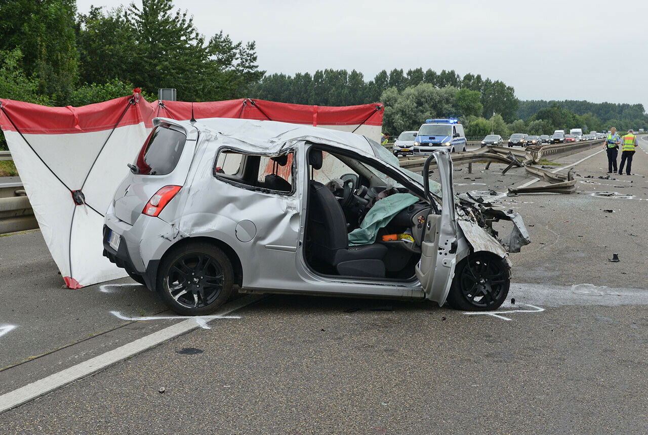 Der Fahrer dieses Renault Twingo wurde durch das umherfliegende Metallteil getötet. Drei Mitfahrer erlitten leichte Verletzungen