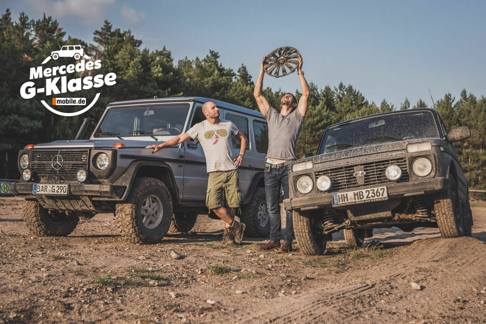 Timo Friedmann (l.) und Micky Beisenherz testen Mercedes G-Klasse und Lada Niva auf Herz und Nieren. Wer gewinnt? Geschmackssache