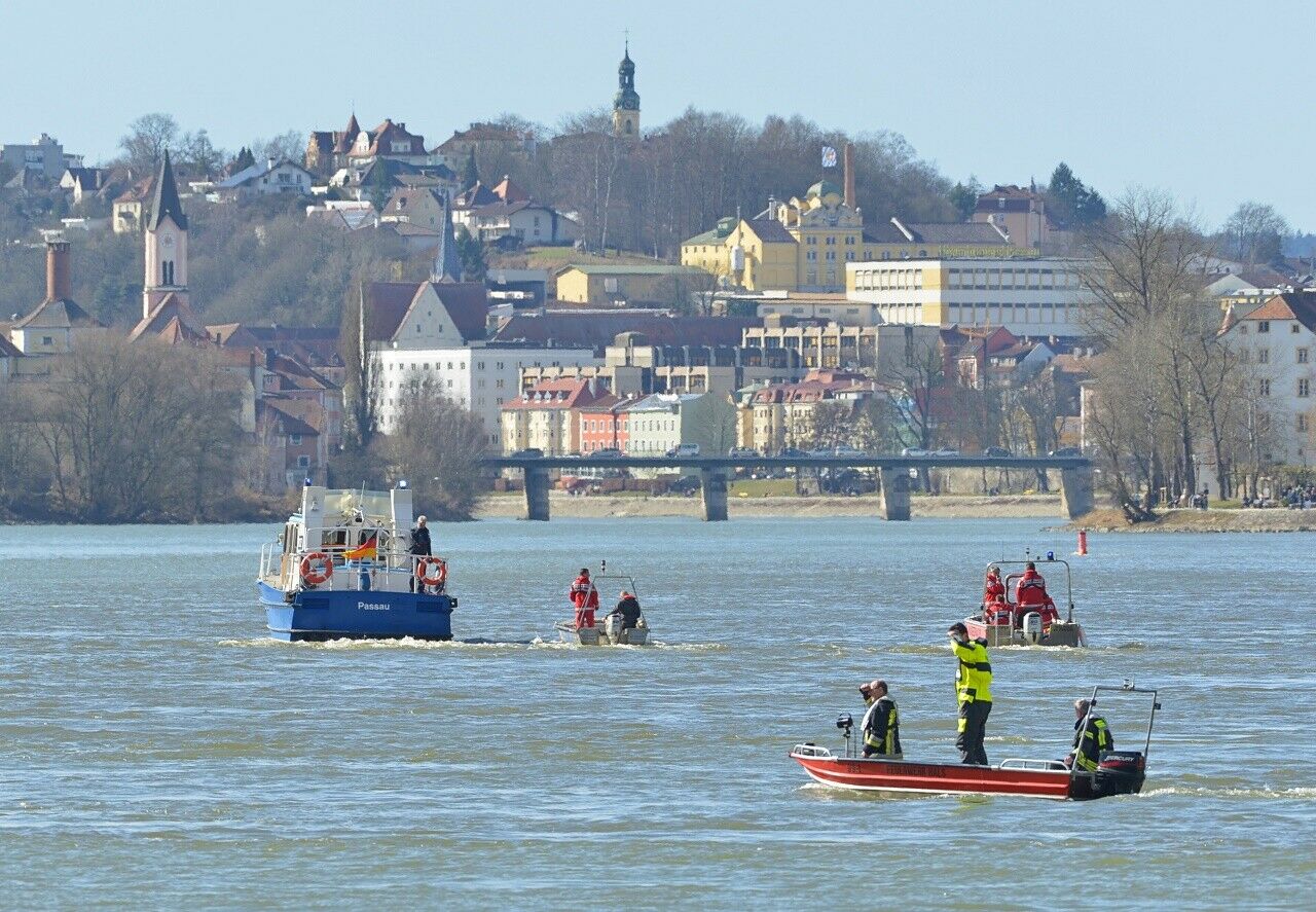 Feuerwehr und Wasserschutzpolizei bei der Suche nach dem versunkenen Fahrzeug