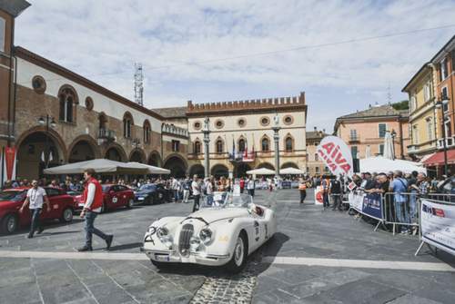 Jaguar XK 120 OTS Roadster von 1950: Der 3,4-Liter-Sechszylinder schafft Tempo 192