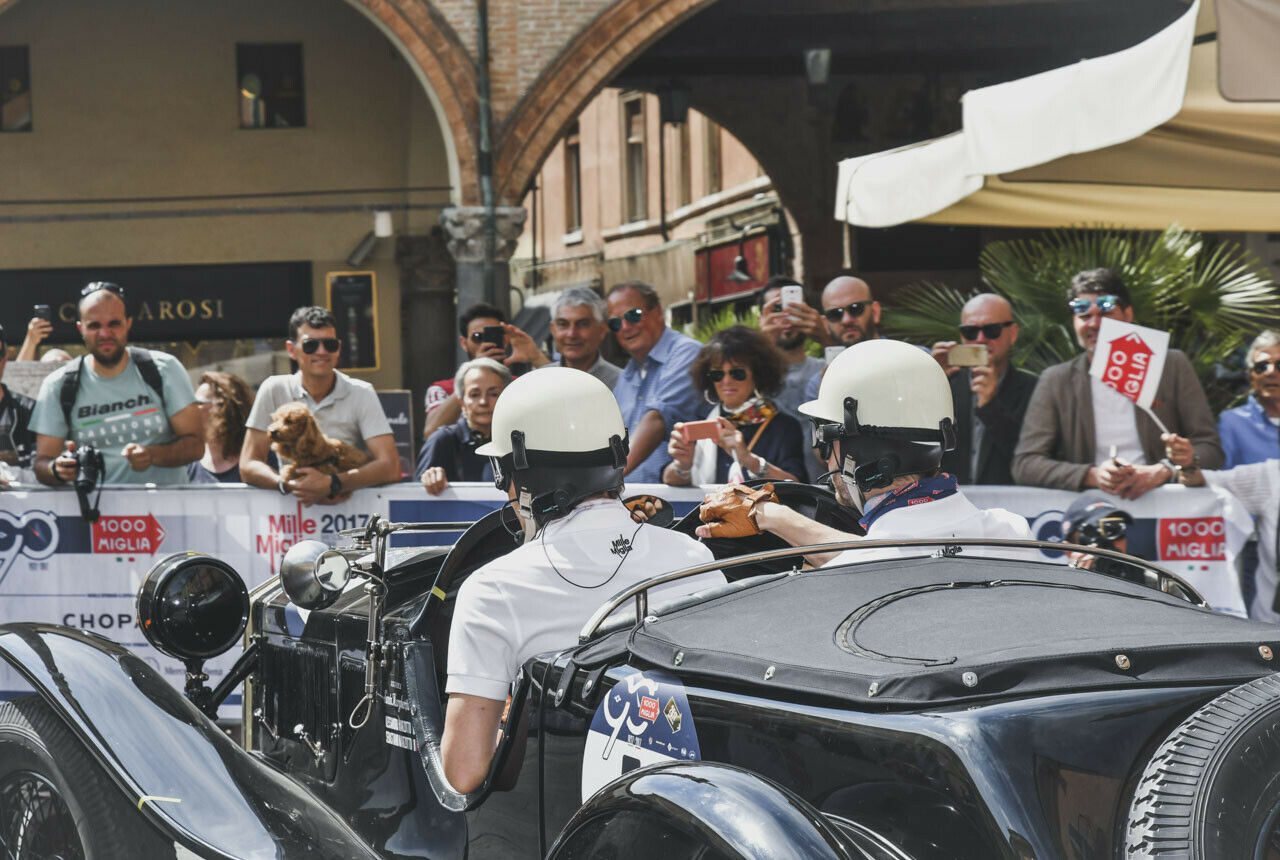 Offene Autos sind in Italien eine besondere Herausforderung. Einige Fahrer hatten Sonnenschirme dabei