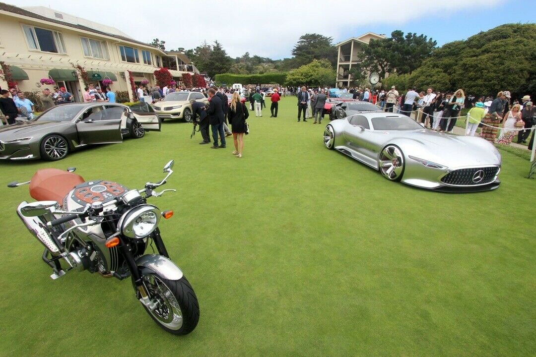 Nicht nur Oldtimer sind zu in Pebble Beach sehen: Rechts das Vision Gran Turismo Concept von Mercedes