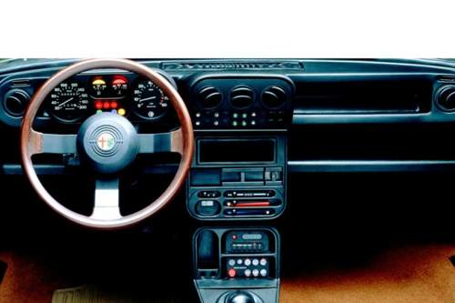 Das Plastik wirkt heute seltsam, Holzlenkräder gehörten zum guten Ton: Ein Alfa 33 (ab 1983)